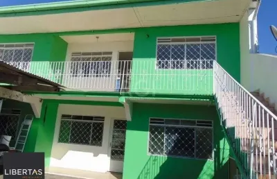 Casa frente, 81,50m2 e 2 apartamento nos fundos térreo e segundo andar.