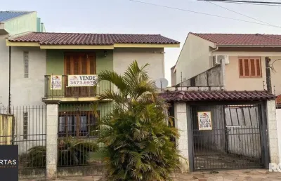 Casa à venda na rua martinho lutero, localizada no bairro harmonia em canoas, rs.