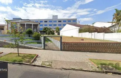 Casa com  terreno 26x44, toda gradeada. próximas as principais ruas do bairro glória, podendo ser usado para residência ou comercial.