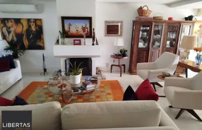 Venda casa em condomínio semi-novo com 330 metros quadrados privativos, 3 suítes, sendo 2 imensas e uma delas com lareira, lavabo, churrasqueira, terraço, piscina