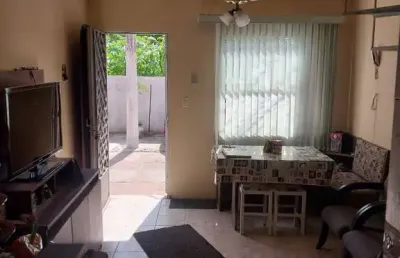 Casa em condomínio de 2 dormitórios e vaga na glória