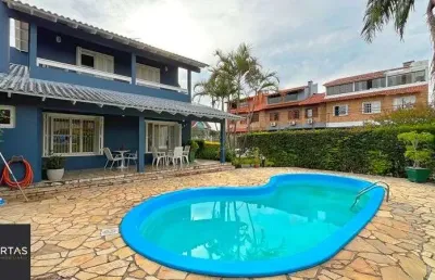 Casa de esquina com 285m², 3 dormitórios, sendo 1 suites, 4 vagas - amplo pátio com piscina,  residencial bahamas