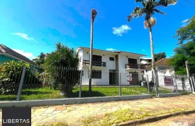 Casa com 351,60m2 de área construída em propriedade de 743m2 no bairro jardim carvalho.
