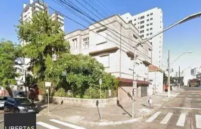 Prédio com total de três pavimentos, para moradia, lojas e apartamentos