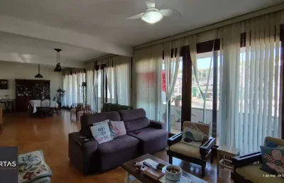 Apartamento de 4 dormitórios, 2 suítes, living amplo e arejado com sacada.