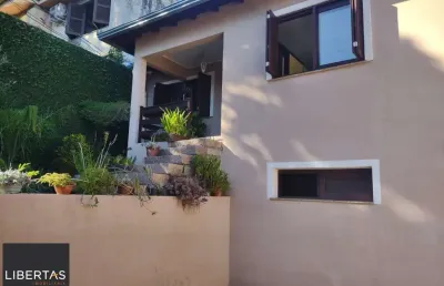 Casa com 4 quartos, suíte, piscina, lareira, churrasqueira em um terreno de 616m².
