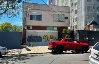 Apto de 02 dorm na joão wallig, 01 lance de escada, de frente