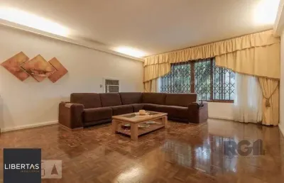 Casa com 04 dormitórios no bairro chacara das pedras porto alegre