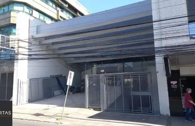 Prédio comercial desocupado, localizado na avenida protásio alves, no bairro petrópolis,