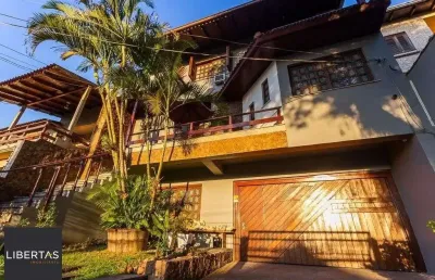 Casa espaçosa com 6 dormitórios e vista incrível no cristo redentor
