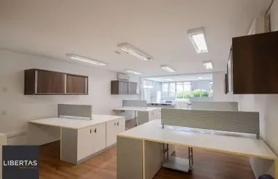 Conjunto comercial com 2 salas integradas, 2 banheiros e 3 vagas de garagem.