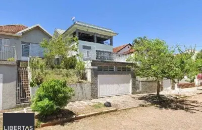 Casa com 167m², 4 dormitórios, 2 suítes, 2 vagas no bairro santa tereza