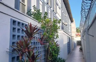 Apartamento 62m² no bairro glória, dois dormitórios, térreo e área externa.