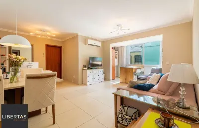 Apartamento de três quartos, suíte e uma vaga de garagem no bairro petrópolis em porto alegre.