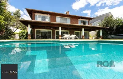 Casa no terra ville com 4 suítes e fundo para o lago.