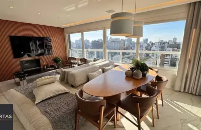 Amplo apartamento com 3 suítes, lavabo, lareira e 2 vagas individuais.