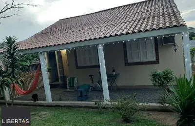 Casa residencial semimobiliada, com 3 quartos, 1 banheiro e 2 vagas de garagem.