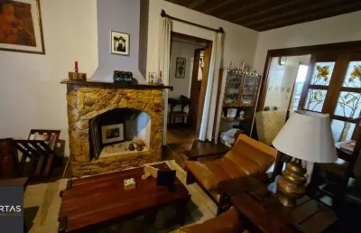 Casa no bairro glória, 2 dormitórios, banheiro, 2 garagens, ensolarada e bem ventilada