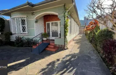 Casa com pátio com 3 dormitórios, 2 banheiros e 4 vagas.