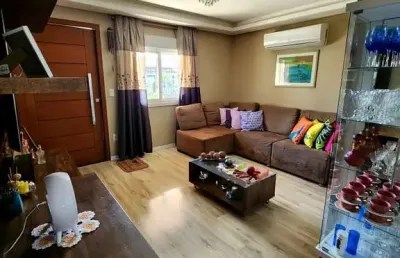 Casa com 2 dormitórios, suíte, piscina e espaço gourmet no jardim algarve