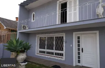 Casa de alvenaria, com 3 quartos, 1 suíte e 3 vagas de garagem.