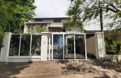 Vende – ampla casa residencial com piscina e 5 vagas
