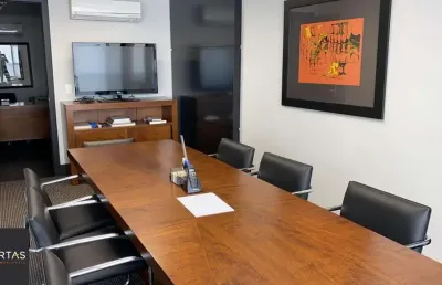 Sala ampla no moinhos de vento, a 100m do parcão, ao lado do shopping moinhos de vento
