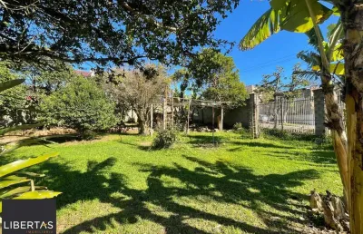 Terreno de esquina, com 429m², está situado no coração do bairro medianeira