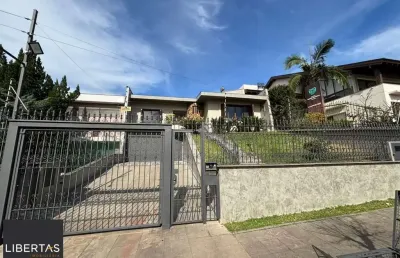 Casa 4 dormitórios, 1 suíte, 03 vagas, bairro três figueiras, porto alegre.