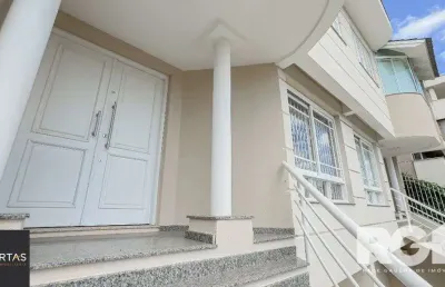 Linda casa de 282 m2 com 4 dormitórios, sendo 3 suítes e a suíte master no chácara das pedras.