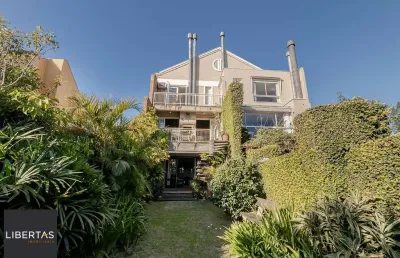 Casa com 3 quartos à venda na Avenida General Barreto Viana, 618, Chácara das Pedras, Porto Alegre