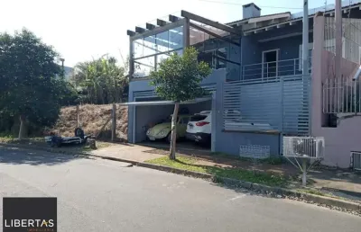 Linda casa no verdes campos com 2 dormitórios sendo 1 suíte e closet, lareira living amplo - amplo pátio com piscina.