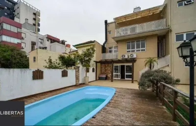 Casa semi mobiliada com 398m², 4 dormitórios, 4 vagas, no bairro higienópoliscasa semi mobiliada no bairro higenópolis construída em 2011, com 3 pavimentos (térreo, sub solo e segundo andar), 4 dormit