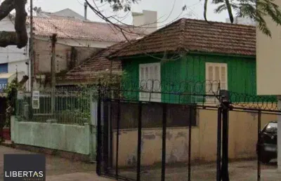 Vende-se casa de madeira, com dois dormitórios, banheiro, sala e cozinha. localização privilegiada no bairro jardim botânico. área do terreno com 6,6mx44m.