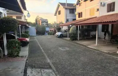 Casa com 2 dormitórios, 1 vaga, na av. otto niemeyer, bairro camaquã, poa, rs
