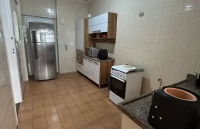 2 dormitórios sendo 1 suíte com sacada e vista para o mar