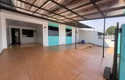 Casa com 3 quartos para alugar na Rua Laranja, Brasília, Cascavel