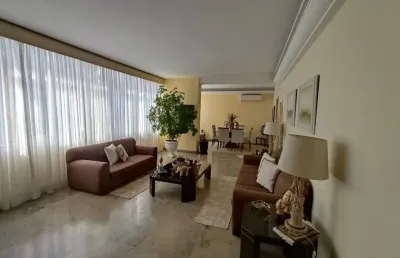 Amplo e ensolarado apartamento a 50 metros da praia!