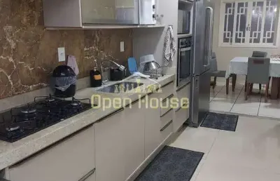 Charmosa residência de 2 quartos com acabamento impecável e área de churrasqueira, localizada em re