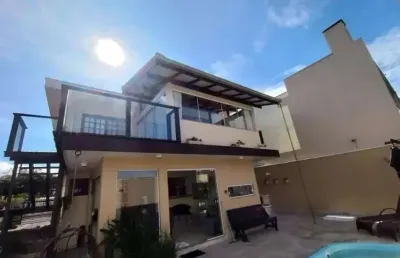 Casa / sobrado com piscina no centro  de navegantes