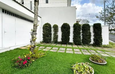 Casa de condomínio para venda tem 220 metros quadrados com 6 quartos