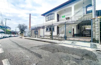 Duas casas à venda  para quem deseja morar perto de seus familiares. por  r$ 1.800.000,00