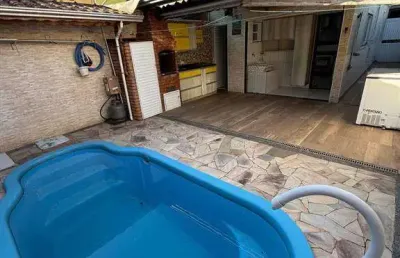 Sobrado para locação com 3 dormitório (1 suite) piscina – praia grande/sp
 bairro tupi | ref.: jad11076

 r$ 5.500,00
(pacote com aluguel + iptu + manutenção da piscina inclusos)
⏳ apenas 5 minutos da