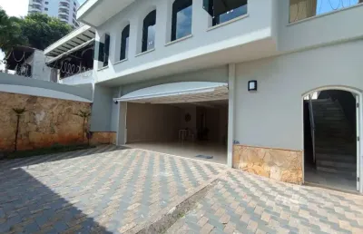 Casa assobradada reformada na vila rosália, com 3 dormitórios 5 vagas na garagem,  piscina e churrasqueira.