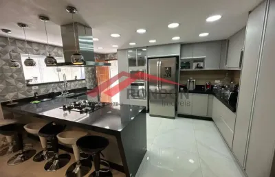Belo sobrado com 3 suítes e piscina. excelente espaço gourmet. vaga para 8 veículos. jardim cocaia