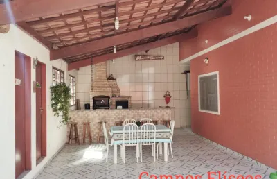 1 único imóvel com 2 casas independentes. uma chácara no meio da cidade.