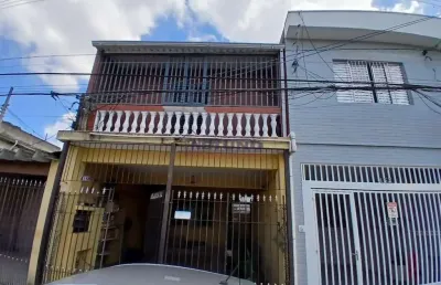 Casa térrea na vila sabrina com 04 dorms, sala de estar, cozinha, 03 wcs, 02 vagas, em ótimo local.