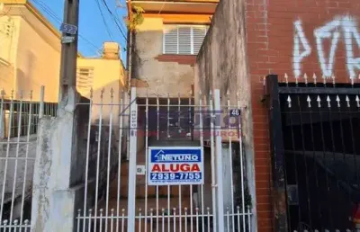 Casa com 1 quarto grande, cozinha, banheiro e área de serviço. opção de vaga coberta por r$ 200,00