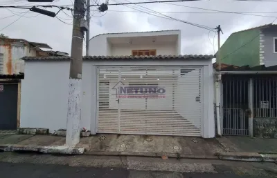 Sobrado com 3 quartos sendo 2 suítes, churrasqueira e garagem