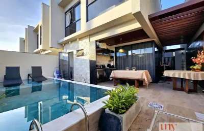 Casa mobiliada disponível para locação com 4 quartos no condomínio alliance house em intermares